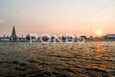 Wat Arun temple, sunset - Bangkok Stock Photos