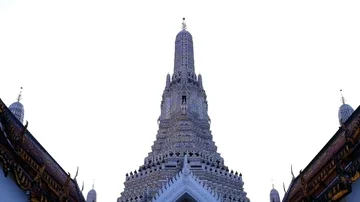 Wat arun Thai temple bird fly Stock Footage 86004651
