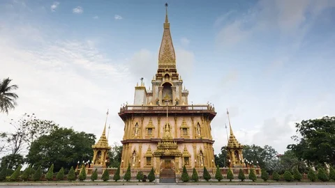 Wat chalong landmark of phuket with cloud movement and zoom out in 4K UHD T.. Vídeos de archivo 74128063