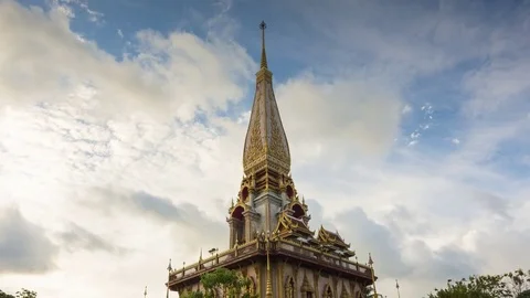 Wat chalong landmark of phuket with cloud movement and zoom out in 4K UHD T.. Vídeo Stock 74128081