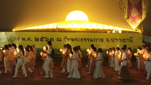 Wat Dhammakaya Temple - Devotees Walk Around Dome 스톡 동영상 125292613