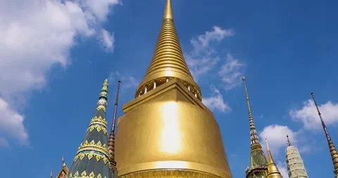 Wat Phra Kaew or Emerald Buddha Temple a tourist famous landmark at Grand p.. Stock-Footage 260957621