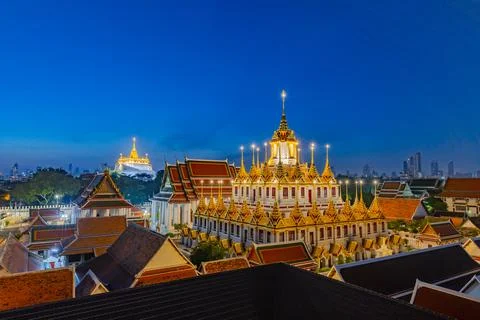 Wat Ratchanaddaram and Loha Prasat Metal Palace at night before sunrise, a to Foto stock