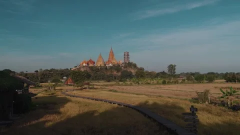 Wat Tham Suea Tiger Cave Temple on hilltop in Kanchanaburi, Thailand Vidéo 330409711