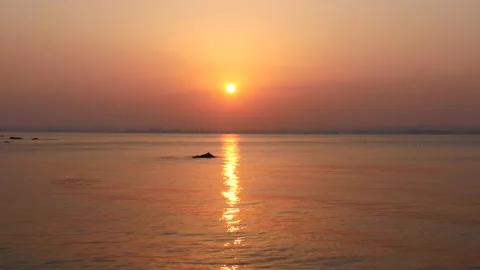 Watch the beautiful glow of the setting sun in the sea Stockbeeldmateriaal 162651606