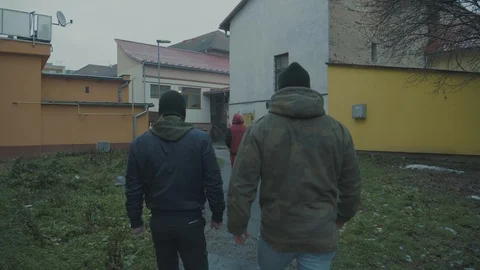 Watch or attack a person 库存影片 106338013