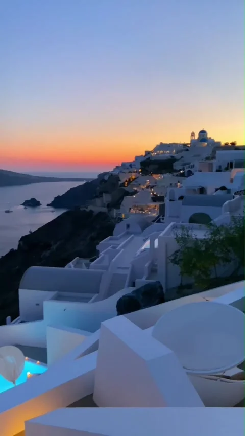 Watch as the sun sets over the sea in Santorini. Vídeos de archivo 335079621