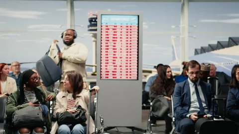 Watching cancelled flights status update, red screen and frustrated tourists Video stock 333108918