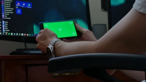 Watching a green screen on a phone 스톡 동영상 90908080