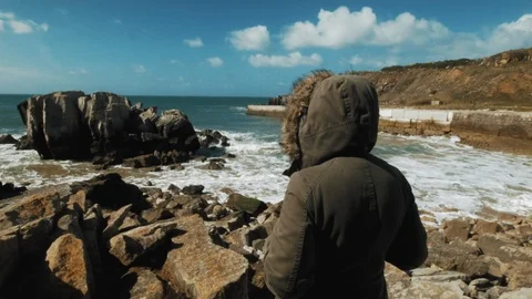 Watching the Ocean 스톡 동영상 87618588