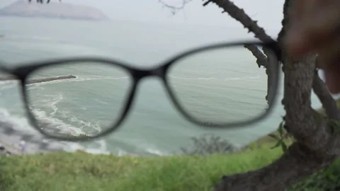 Watching the ocean through the glasses Video stock 200922549