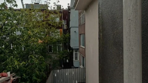 Watching Rain Window Of The House And The Neighborhood Vidéo 339977383