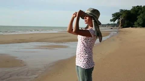 Watching sea from beach Video stock 12172643