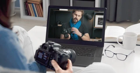 Watching Video Tutorial 库存影片 129433639