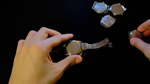 Watchmaker build a tower of old mechanical watches in his workshop. Man worker i Video stock 129999318
