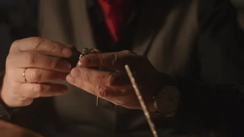 Watchmaker checking a pocket watch Vídeo Stock 258300398