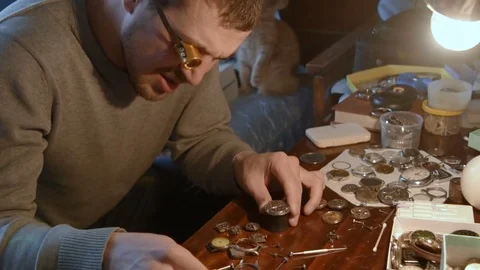 Watchmaker repairing clockwork Vidéo 72744355
