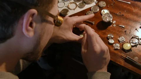 Watchmaker repairing clockwork 库存影片 99424322