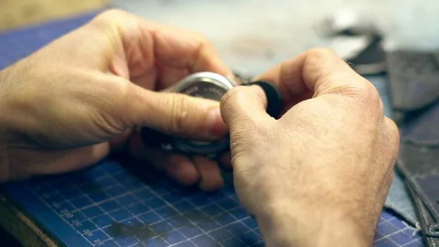 The watchmaker repairs the watch Vidéo 101223701