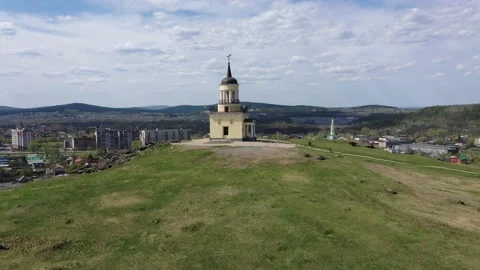 Watchtower at the top of Mount Fox. View from above Stockbeeldmateriaal 131004118