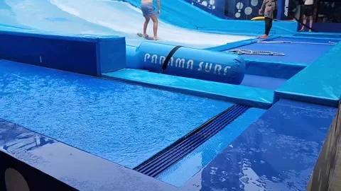 Water activities, surfing on artificial waves Vidéo 252503107