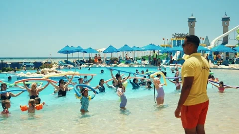 Water aerobics classes in the Gravity Aqua park Hotel pool. 库存影片 341274260