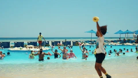 Water aerobics classes in the Gravity Aqua park Hotel pool. Vidéo 341274400