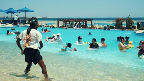 Water aerobics classes in the Gravity Aqua park Hotel pool. Vidéo 341274456