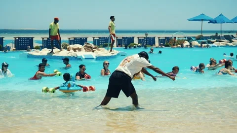 Water aerobics classes in the Gravity Aqua park Hotel pool. 库存影片 341274504