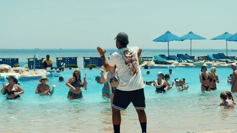 Water aerobics classes in the Gravity Aqua park Hotel pool. Vidéo 341274584