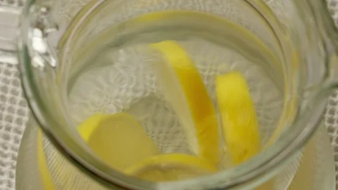 Water and lemon Stockbeeldmateriaal 313237755