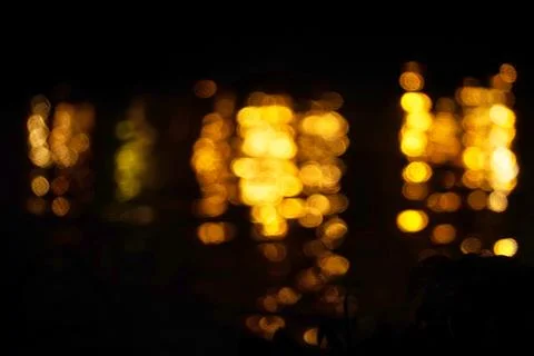The water appears to be reflecting the lights, creating a dreamy Foto stock