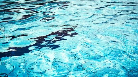 Water background texture. Blue wave pool surface. Summer sea abstract pattern Foto stock