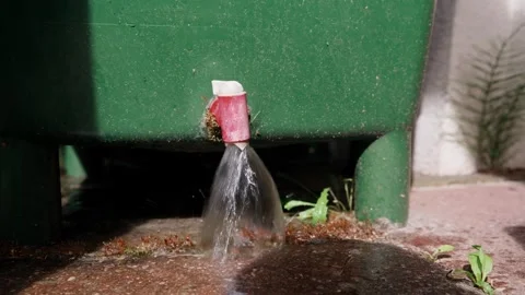 Water Barrel Draining Through Tap Vídeo Stock 335142286