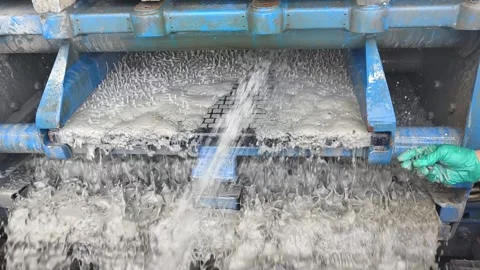 Water-Based Mud Sweep Over Shale Shakers Video stock 343325427