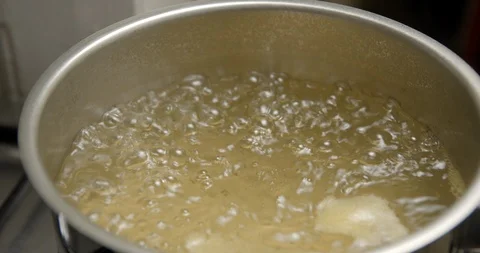 Water boiling slow motion 4K 스톡 동영상 103495668