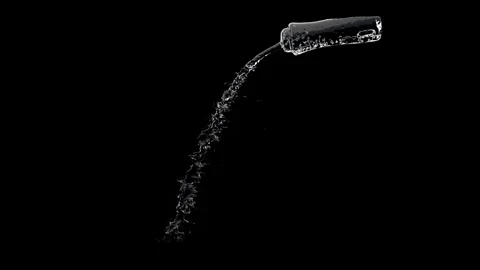 Water bottle pouring no motionblur 스톡 동영상 341107734