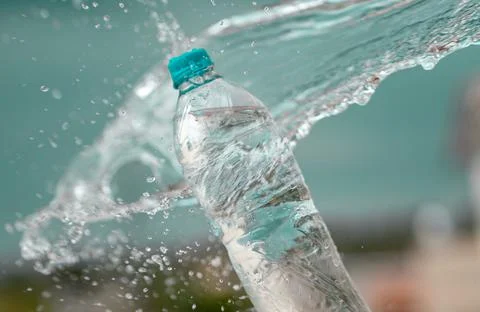 Water bottle with splash Stockfoto's