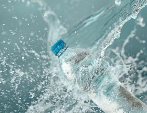Water bottle with splash Stockfoto's