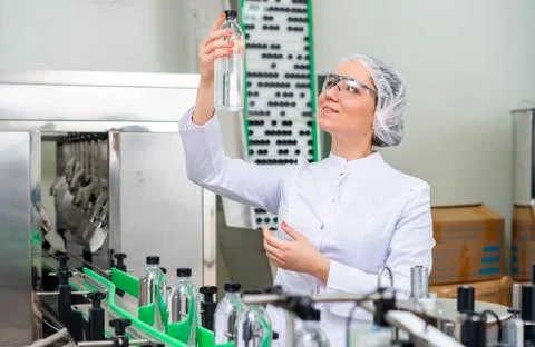 Water bottling line for processing and bottling pure spring water Foto stock