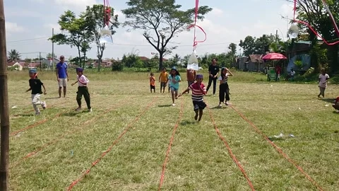 Water breaking competition in plastic on open ground 스톡 동영상 291753425