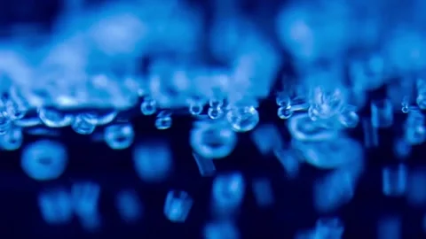 Water bubbling or boiling in clear glass. Video stock 255091267
