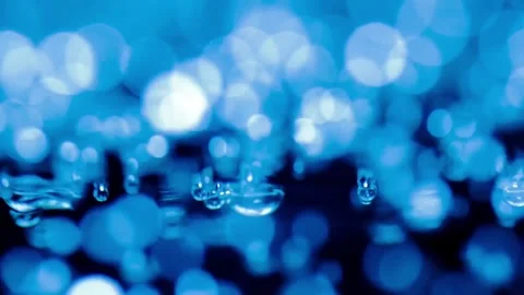 Water bubbling or boiling in clear glass. Video stock 255091336
