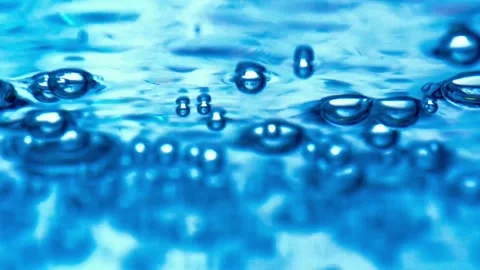 Water bubbling or boiling in clear glass. Video stock 255091600