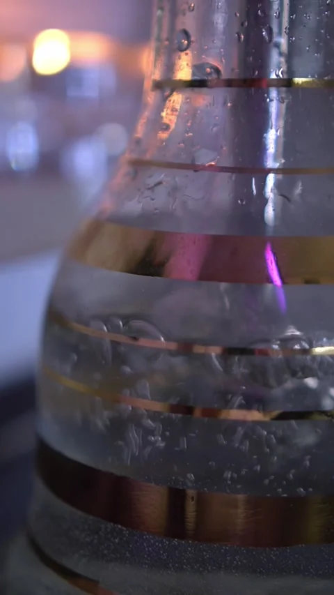 Water is bubbling when smoking a hookah Vídeo Stock 164462140