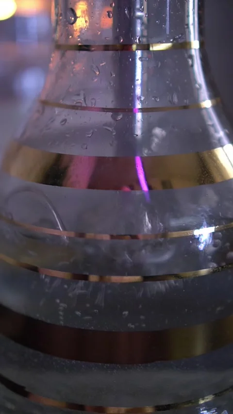Water is bubbling when smoking a hookah Vidéo 164462180