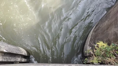 Water into The Canal Tunnel 库存影片 339639042