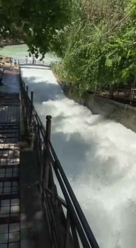 Water cascade flowing down stone stairs in green park landscape Vídeos de archivo 330629844