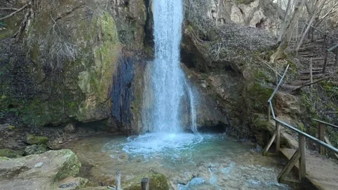 Water cascades down mossy rocks into a shallow pool. Mount Ozren Vidéo 330552121