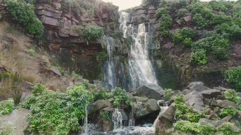 Water cascades down rugged, moss-covered rocks Vidéo 342939989